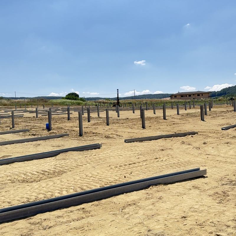 Campo fotovoltaico con pali infissi e profili pronti al montaggio